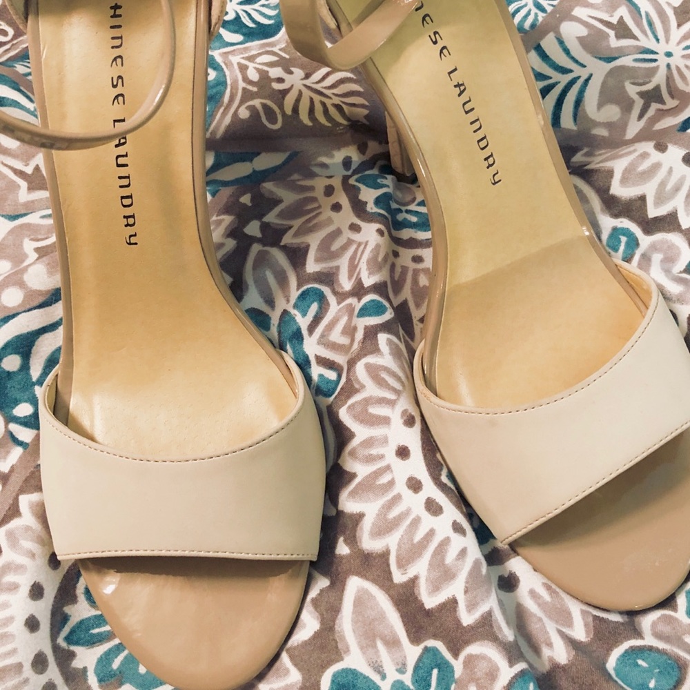 Chinese Laundry Lucky Charm Sandal Size 8.5
